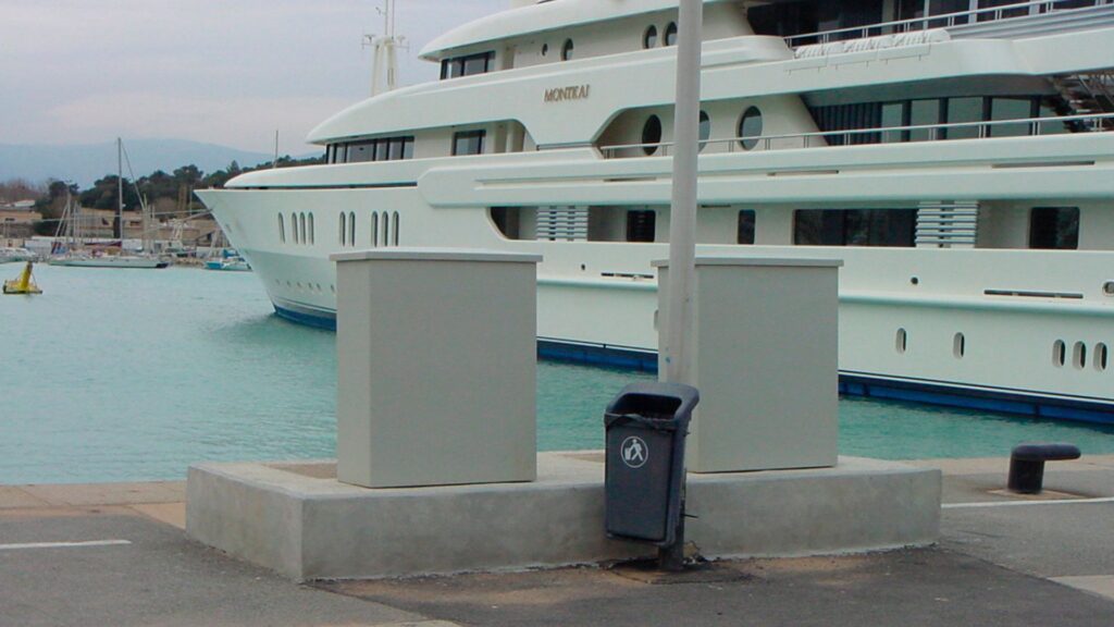 Europoly : Armoires électriques extérieures en polyester installées en bord de mer pour applications portuaires en environnement salin