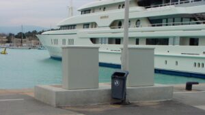 Europoly : Armoires électriques extérieures en polyester installées en bord de mer pour applications portuaires en environnement salin