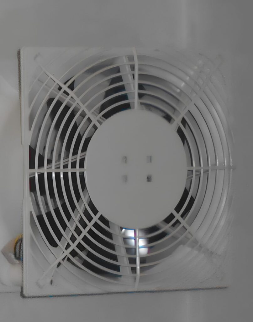 Ventilateur filtrant monté sur une armoire polyester extérieure pour la gestion thermique