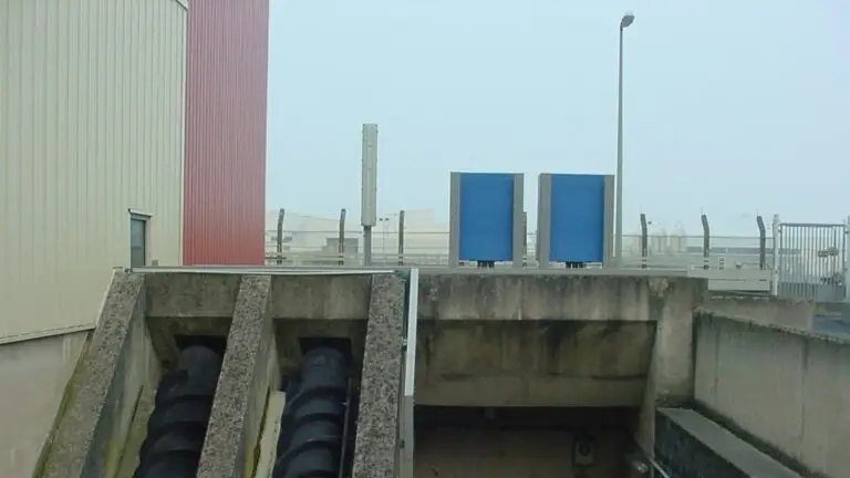 Armoire polyester IP65 installée sur une station d'épuration en environnement extérieur