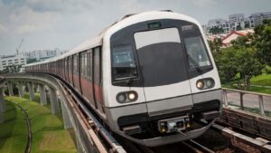 Métro de Singapour sur ligne aérienne, projet ayant nécessité des armoires polyester sur mesure