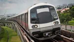 Métro de Singapour sur ligne aérienne, projet ayant nécessité des armoires polyester sur mesure