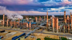 Vue aérienne d'un site industriel extérieur, environnement type pour armoire polyester MAXIEURO SP