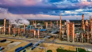 Vue aérienne d'un site industriel extérieur, environnement type pour armoire polyester MAXIEURO SP