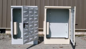 Deux armoires polyester extérieures ouvertes montrant le volume intérieur et les possibilités d’équipement pour réseaux urbains.