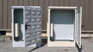 Deux armoires polyester extérieures ouvertes montrant le volume intérieur et les possibilités d’équipement pour réseaux urbains.