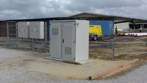 Armoire polyester sur mesure IP65 IK10 installée sur le site spatial de Kourou en Guyane.