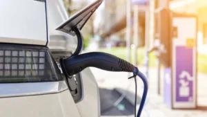 Câble de borne IRVE branché sur un véhicule électrique en cours de recharge