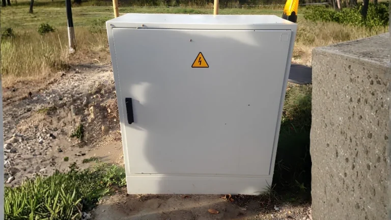 alt : Coffret polyester IP66 IK10 installé en environnement industriel corrosif, protégeant des équipements électriques.